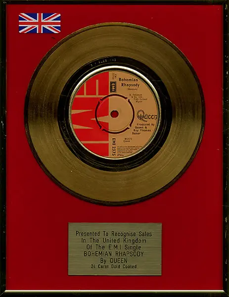 Colección de objetos relacionados con Bohemian Rhapsody de Queen, incluyendo vinilos y recuerdos de conciertos