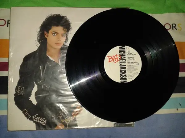 Portada del vinilo Bad de Michael Jackson, edición en disco LP para coleccionistas del Rey del Pop