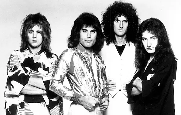Fotografía de los integrantes originales de Queen en blanco y negro