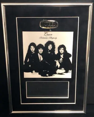 Colección de objetos relacionados con Bohemian Rhapsody de Queen, incluyendo vinilos y recuerdos de conciertos