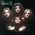 Portada del álbum Queen II con los miembros del grupo en fondo negro y estilo teatral
