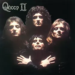 Portada del álbum Queen II con los miembros del grupo en fondo negro y estilo teatral
