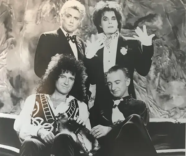 Fotografía en blanco y negro de los miembros de Queen posando juntos en 1991