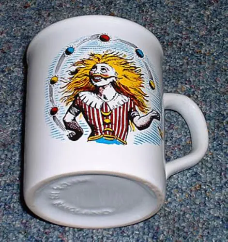 Taza blanca con la ilustración del malabarista de la portada del álbum Innuendo de Queen