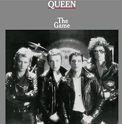 Portada del disco The Game de Queen con los miembros de la banda en cuero negro sobre fondo plateado